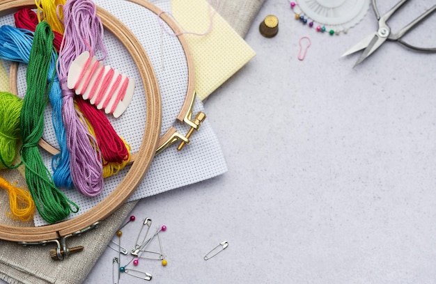 Kolorowe nici i tamborek